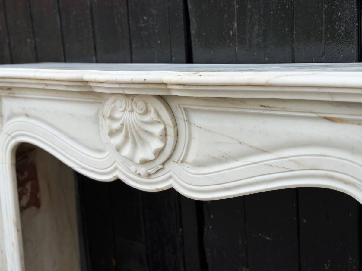Cheminée de style Louis XV en marbre calacatta vers 1900