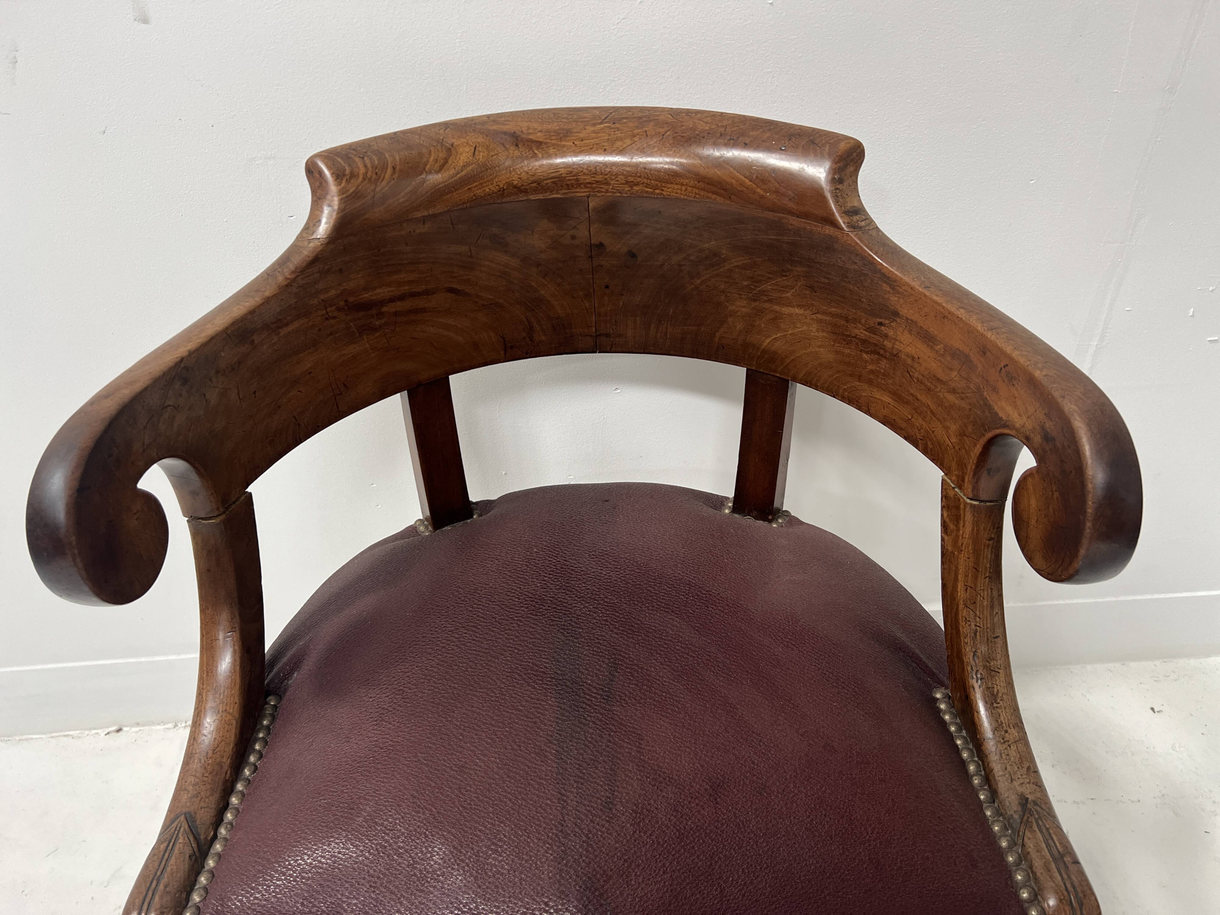 Fauteuil de bureau de style Empire en acajou et placage XIX siècle