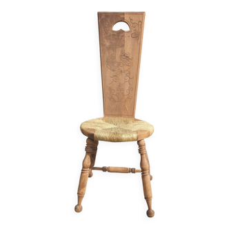 Chaise en bois, assise roude, dossier dragon