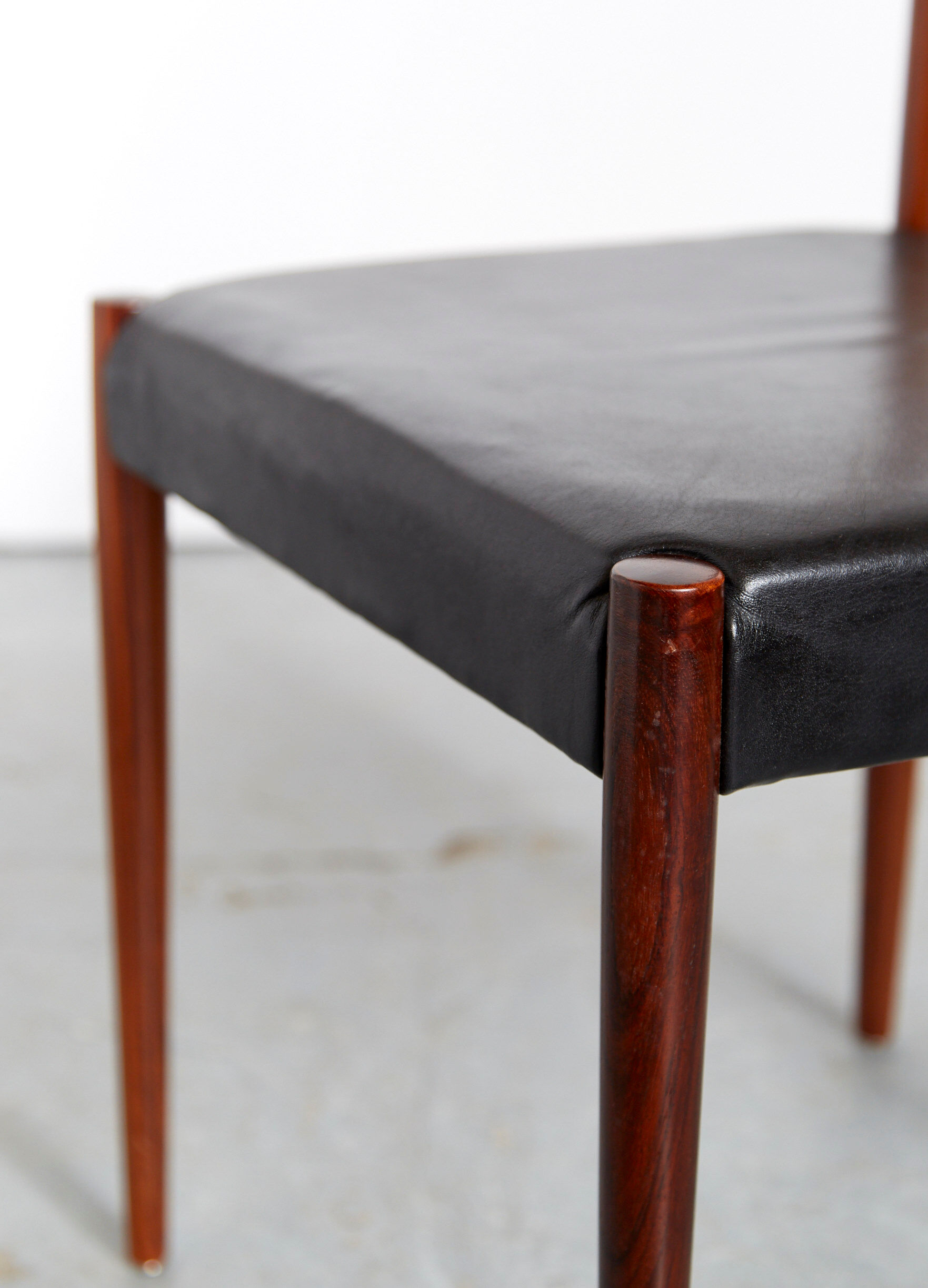 Chaises à manger du milieu du siècle de Bke
