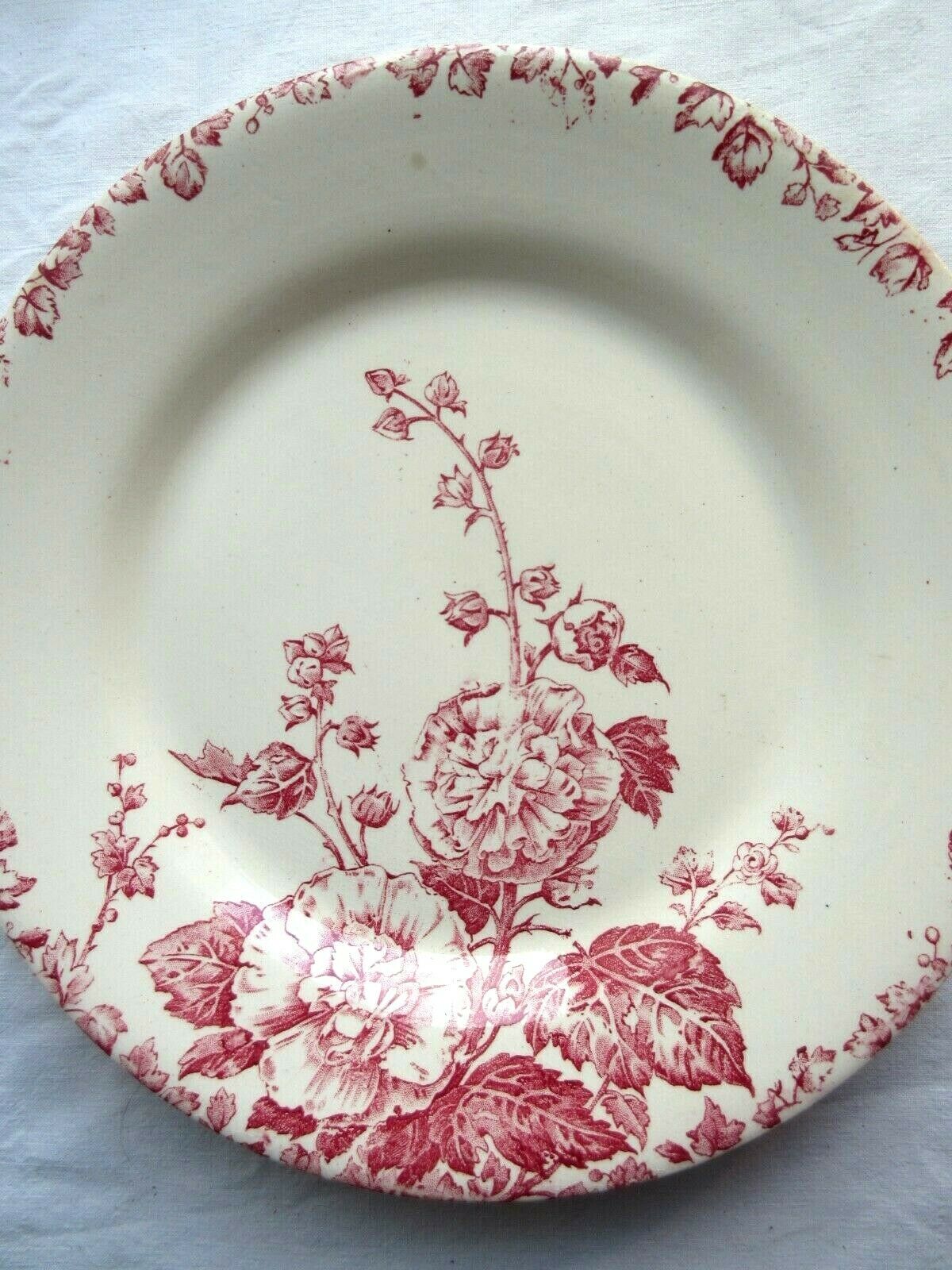 Assiette plate art nouveau en rose, porcelaine, modèle rose trémière de gien