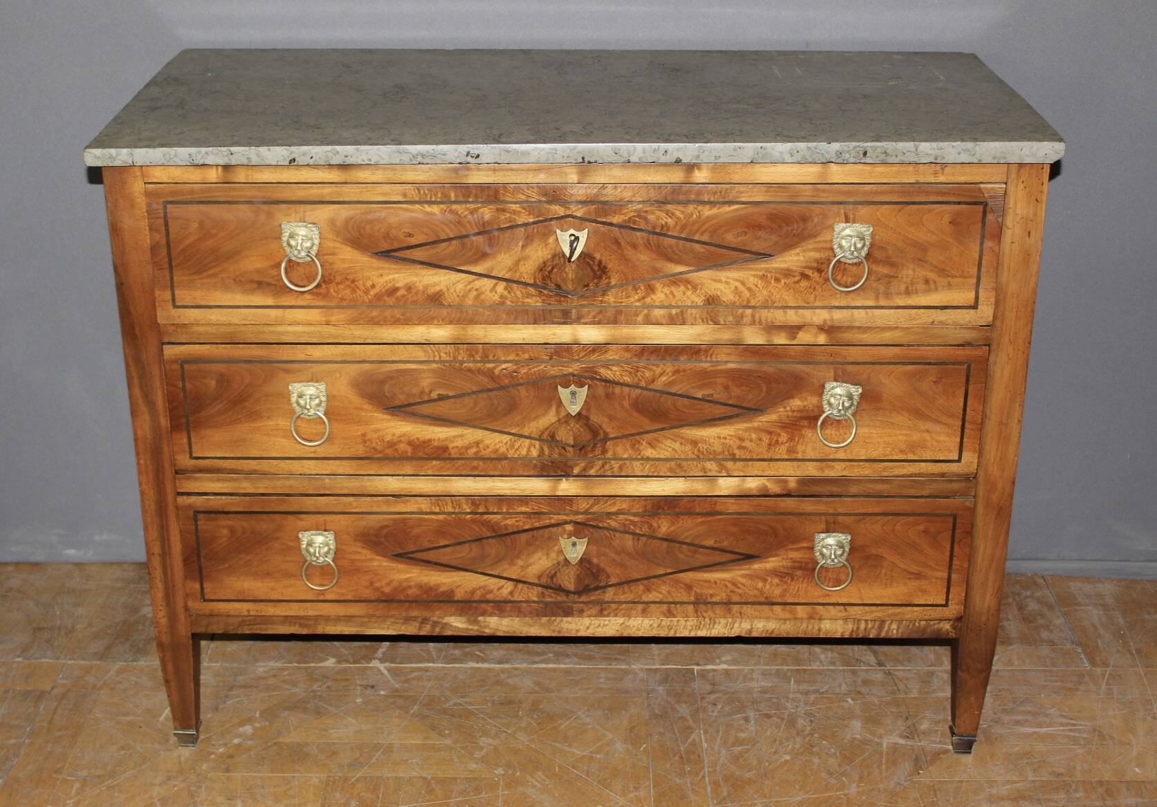 Commode Directoire en Noyer fin XVIII