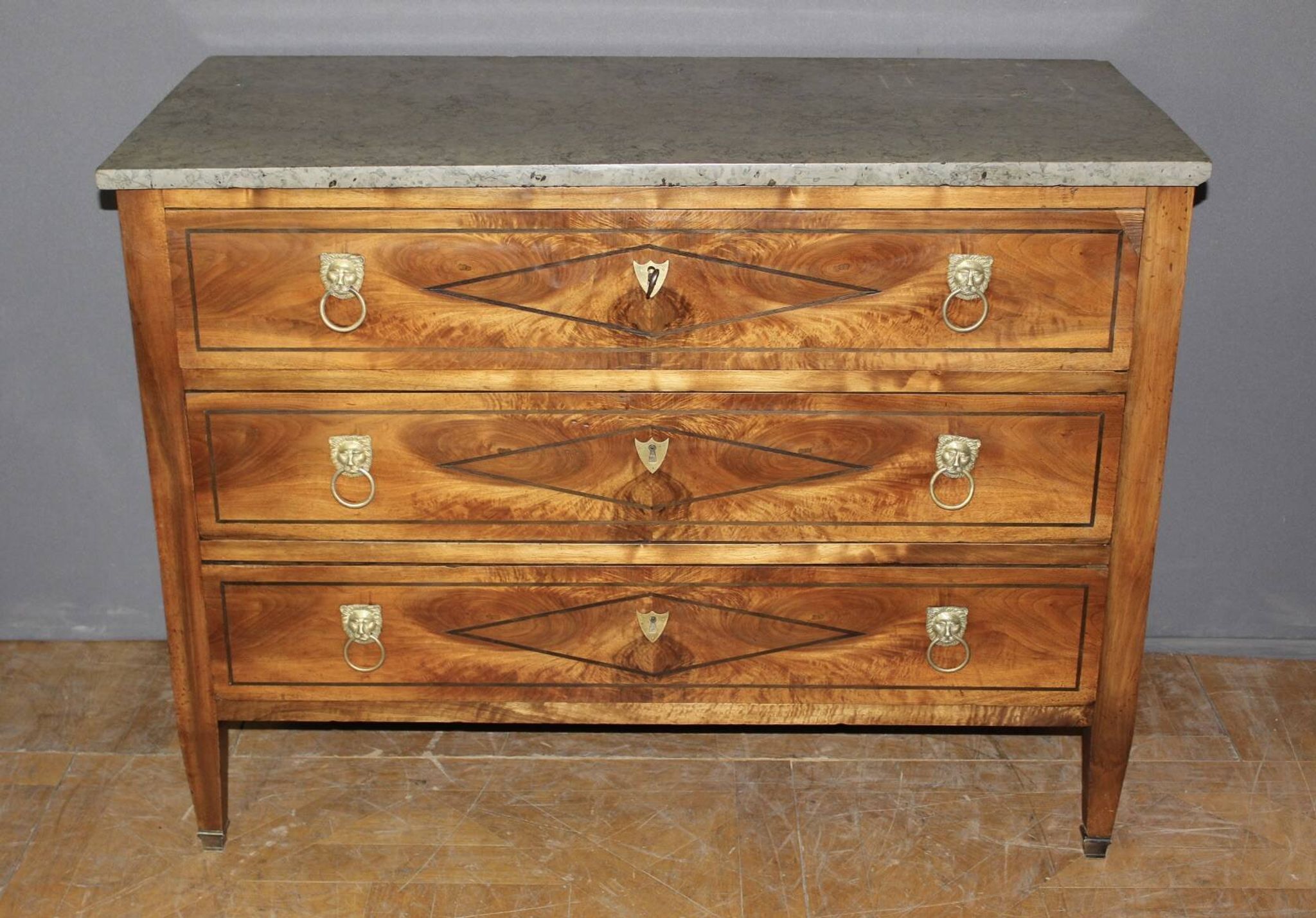 Commode Directoire en Noyer fin XVIII