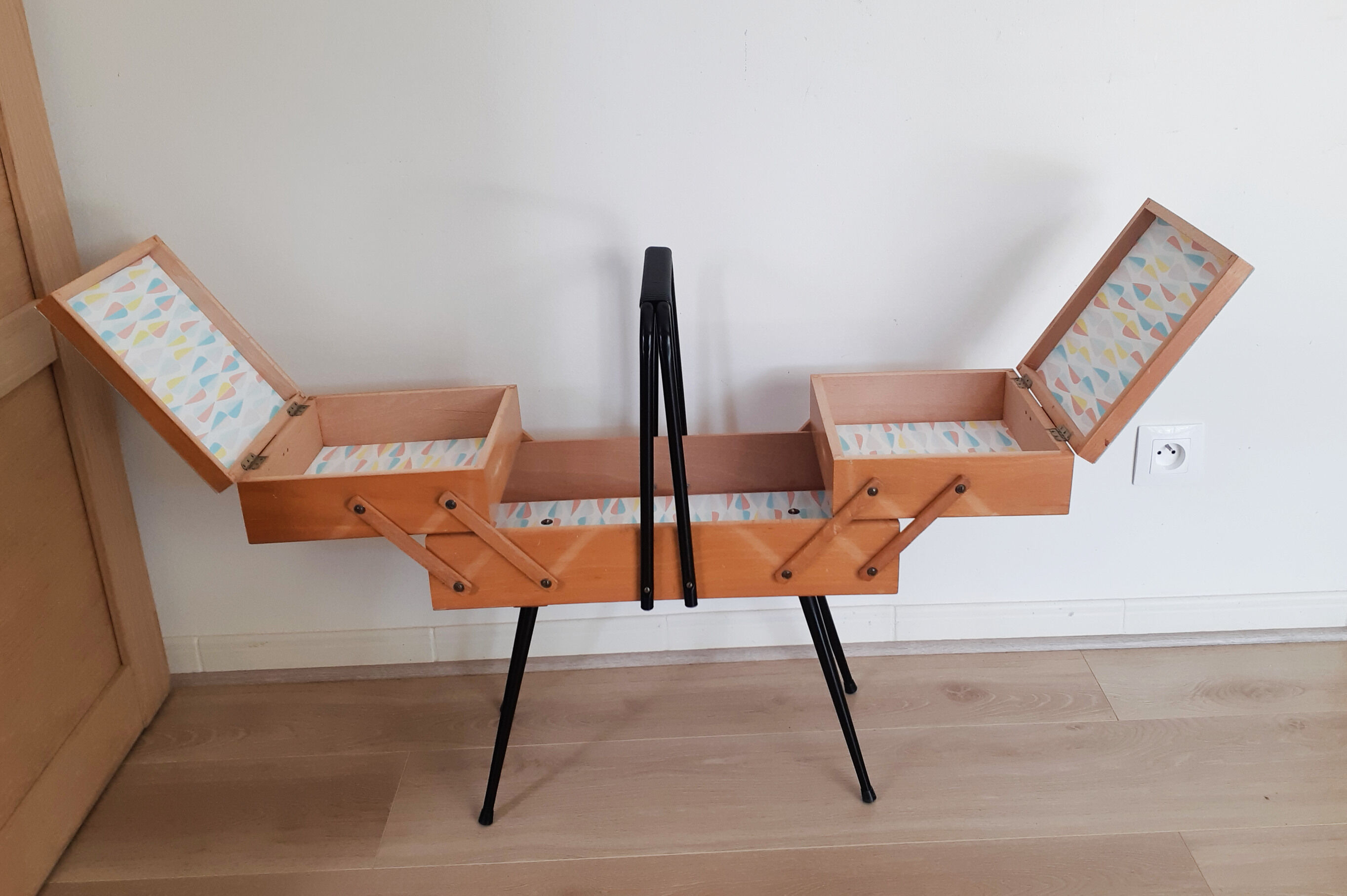 Travailleuse en bois et métal