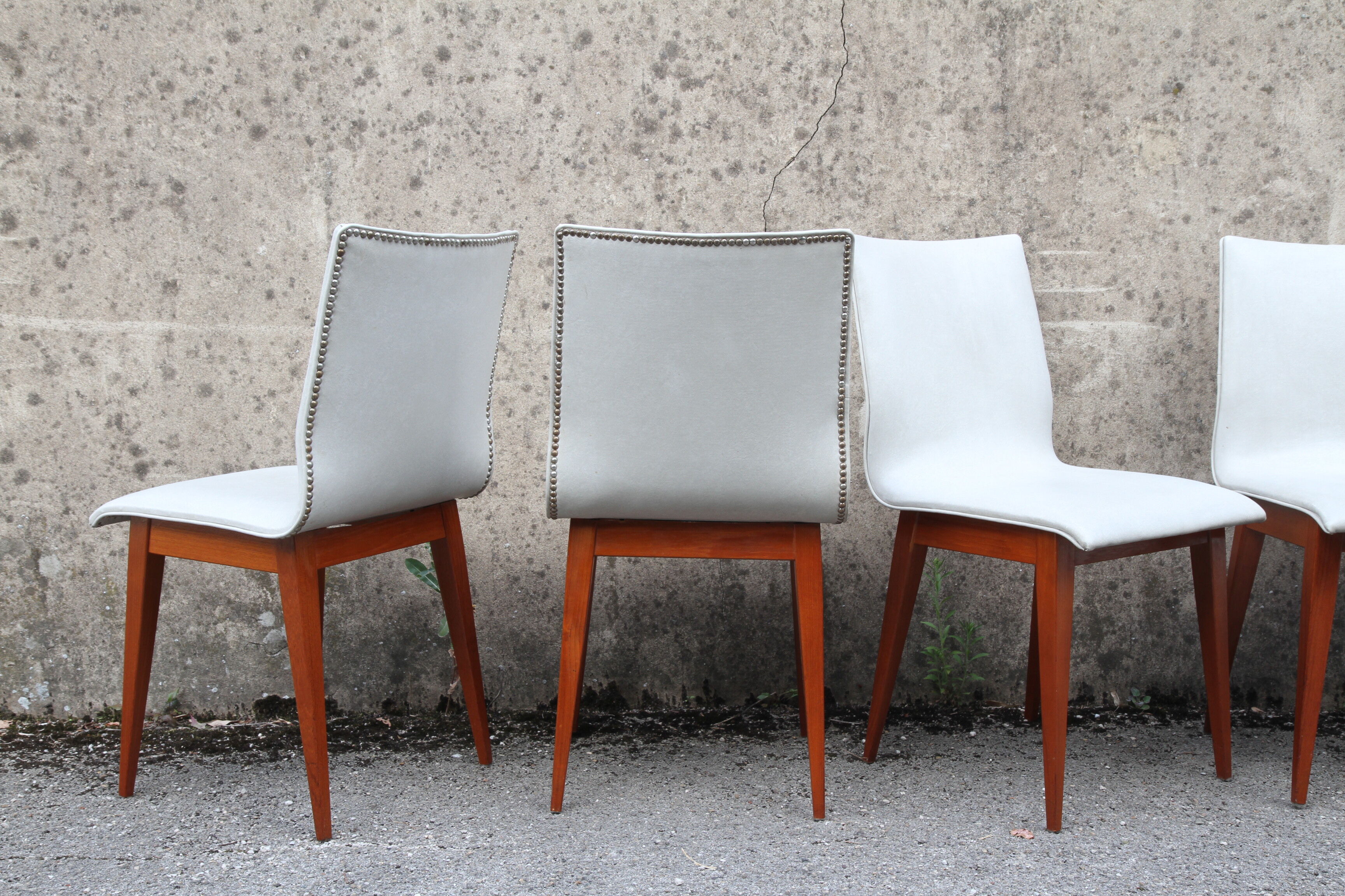 Lot de 4 chaises en simili cuir des années 1950