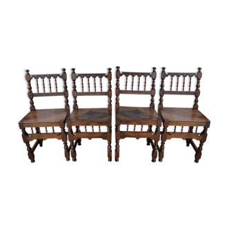 Set of 4 chairs in Spanish