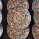 Service de 9 assiettes à pain ou à pâtes en porcelaine de Macao, peintes à