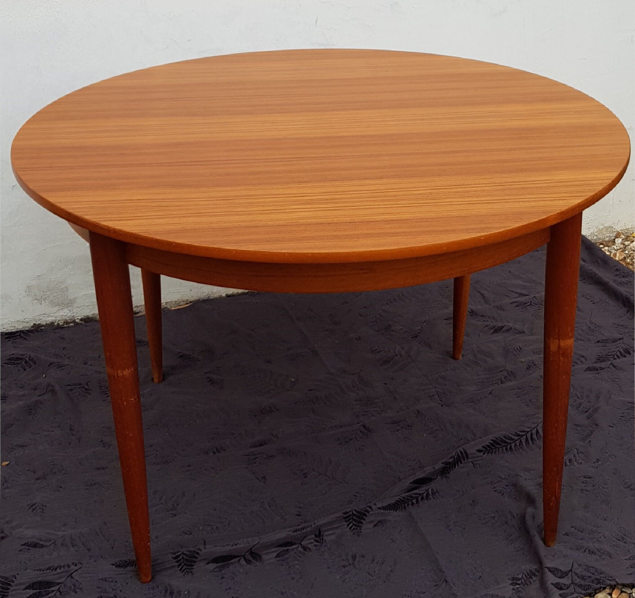 Round table teak