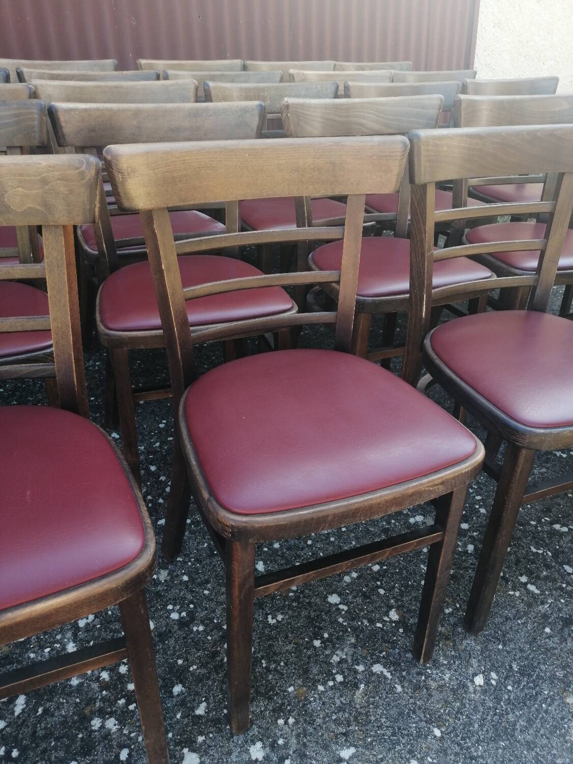 Lot de 19 chaises bistrot en bois et skaï rouge vintage.