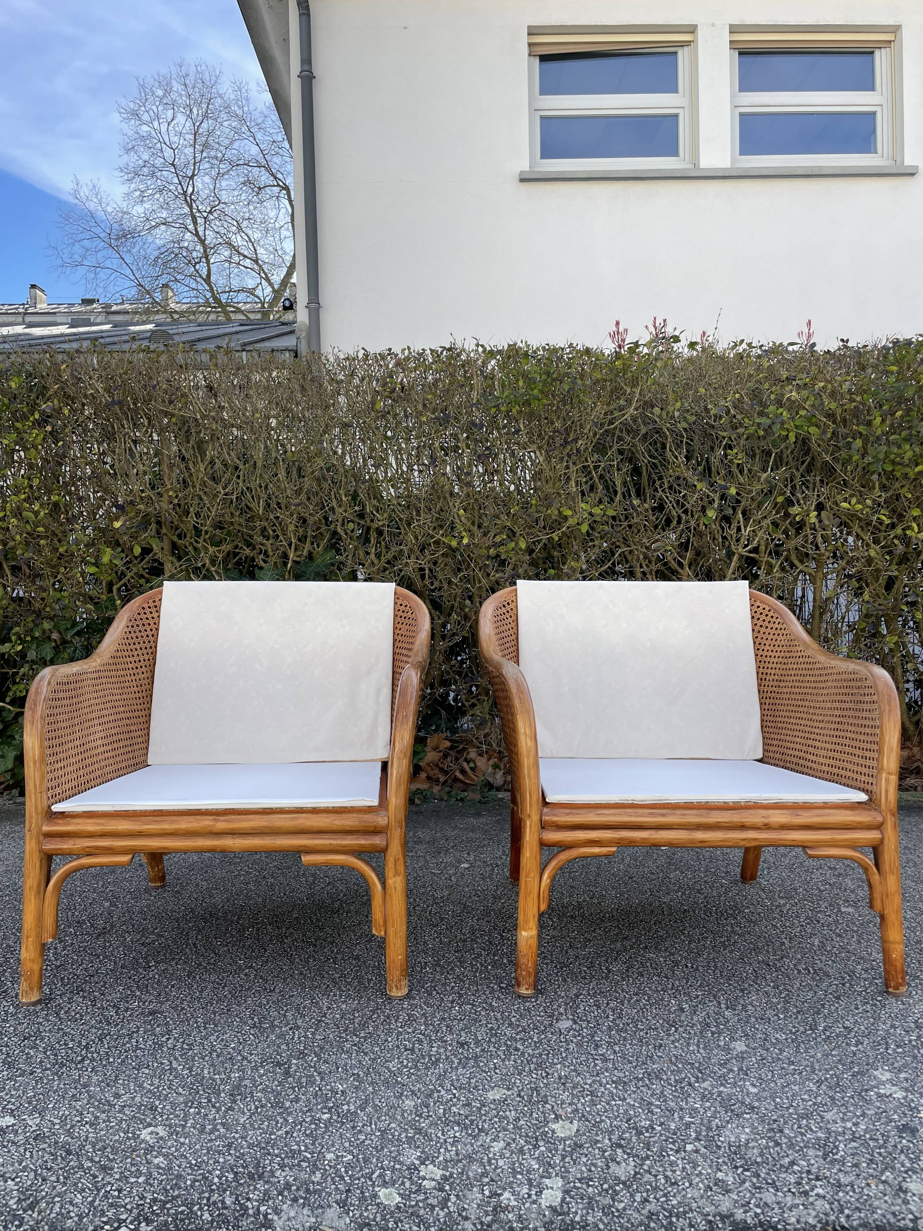 Paire de fauteuils en rotin et cannage