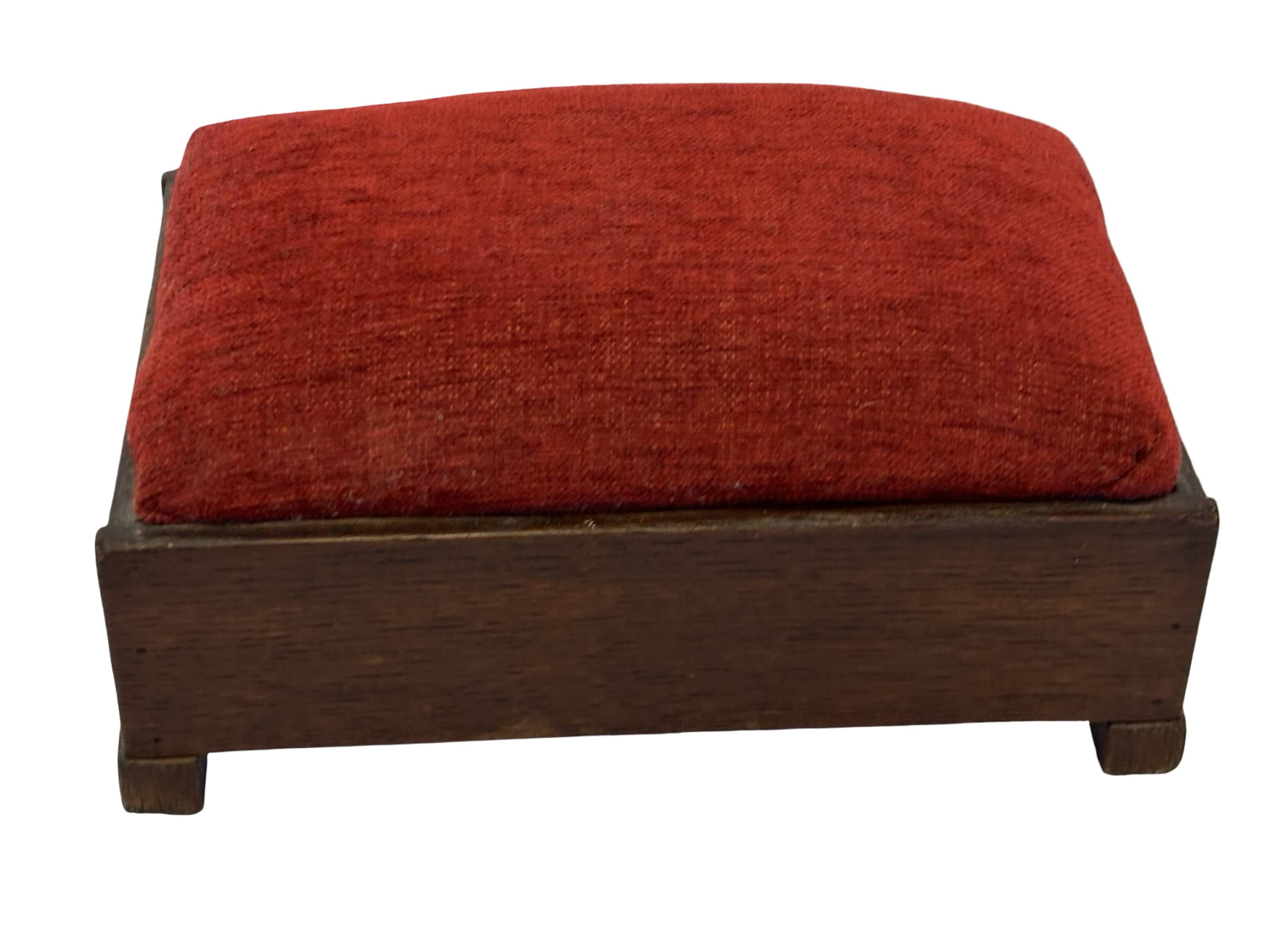 Pouf Art Déco design des années 30, tabouret minimaliste modèle bas.