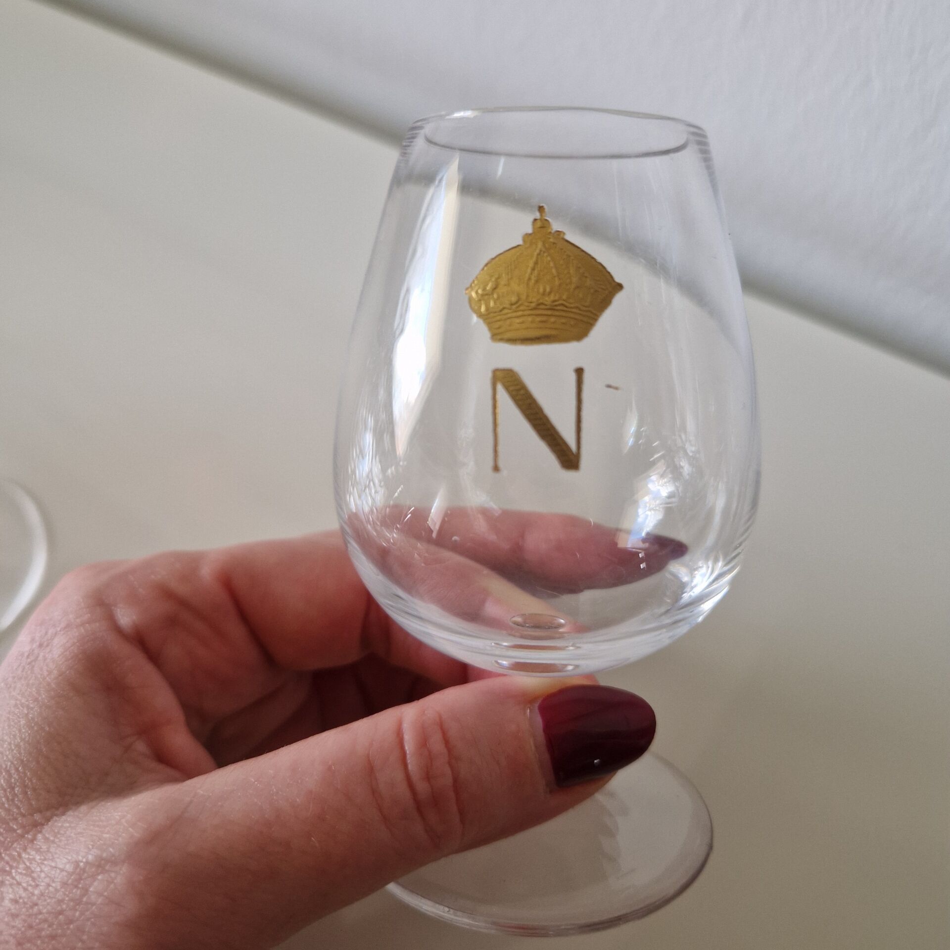 Suite de 10 verres à liqueur en cristal décor Napoléon Ier doré – cour