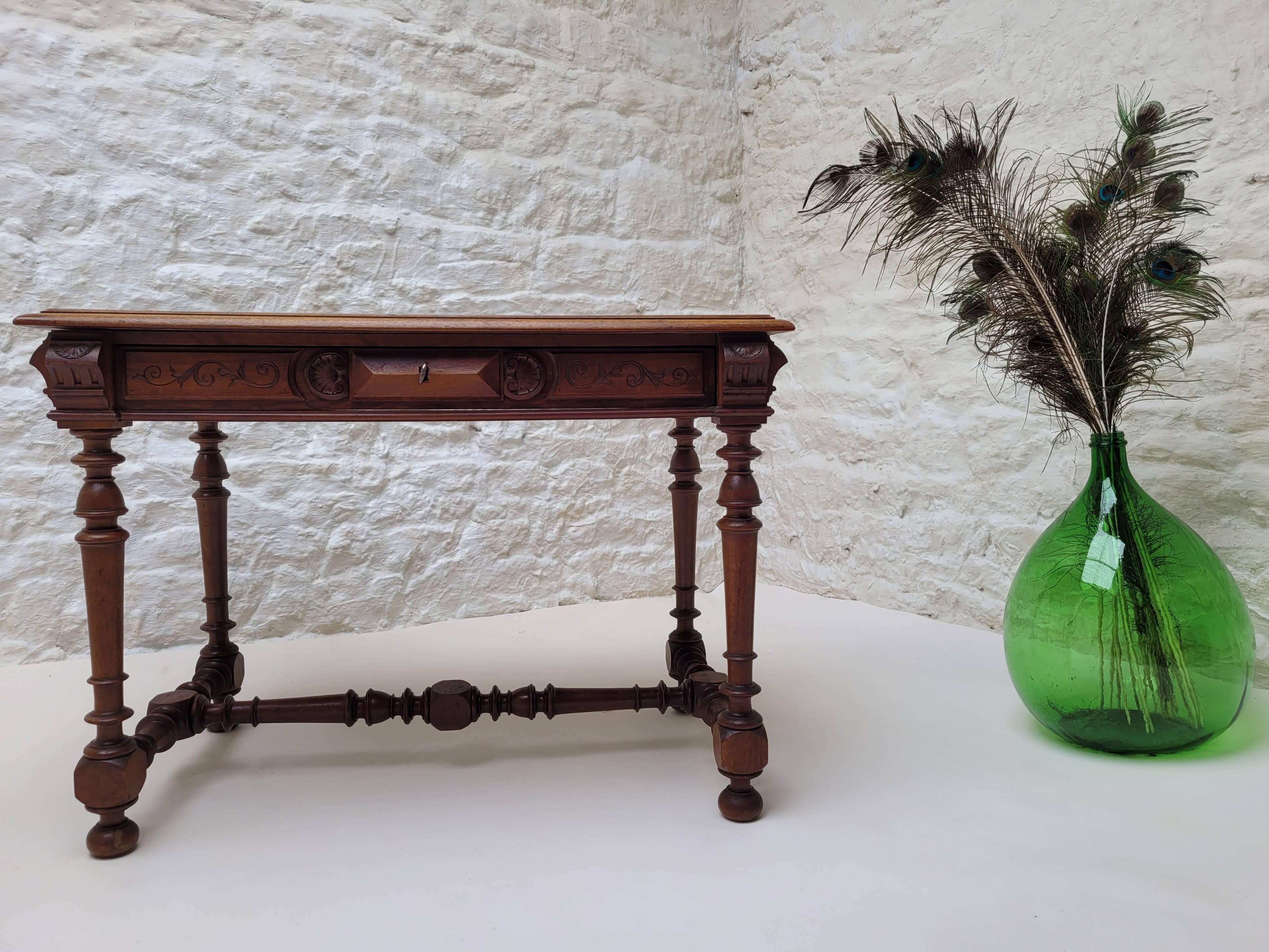 Ancienne table a ecrire bois perlé Louis XIII