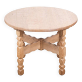 Table basse ronde en chêne attribuée à Henning Kjærnulf, Danemark, années 1960.