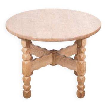 Table basse ronde en chêne attribuée à Henning Kjærnulf, Danemark, années 1960.