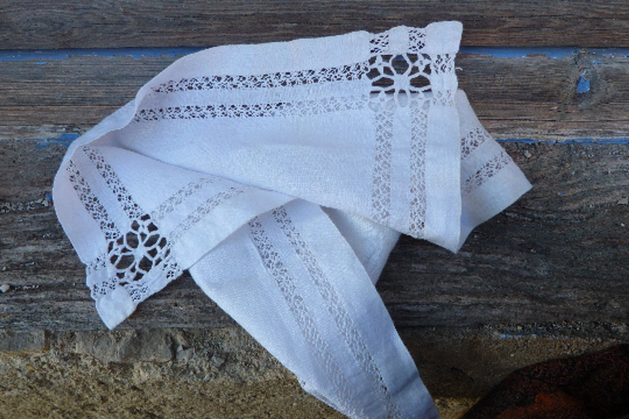 Napperon ancien en fil blanc broderies Jours fait main