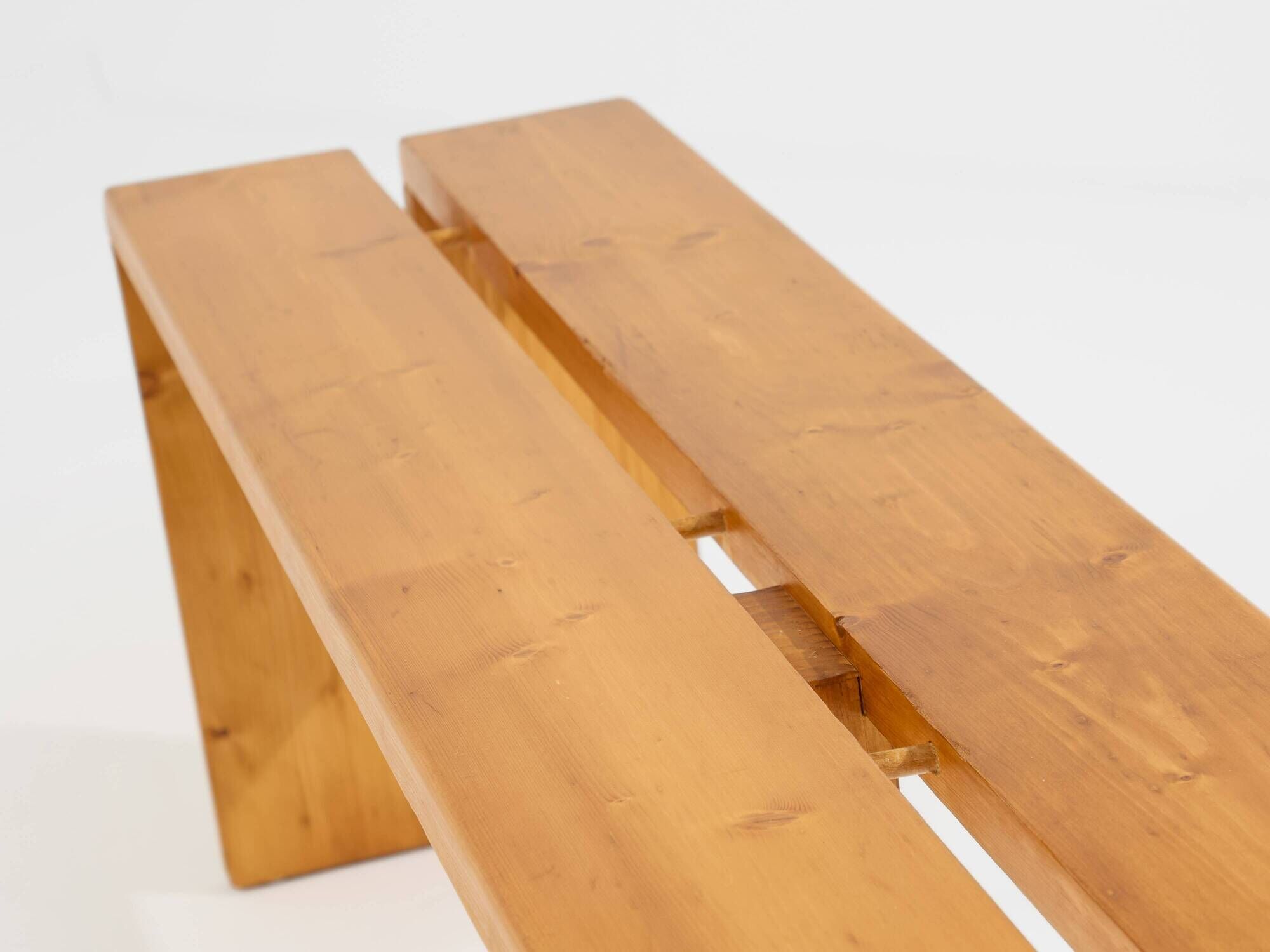 Paire de bancs Charlotte Perriand en pin Les Arcs 1970