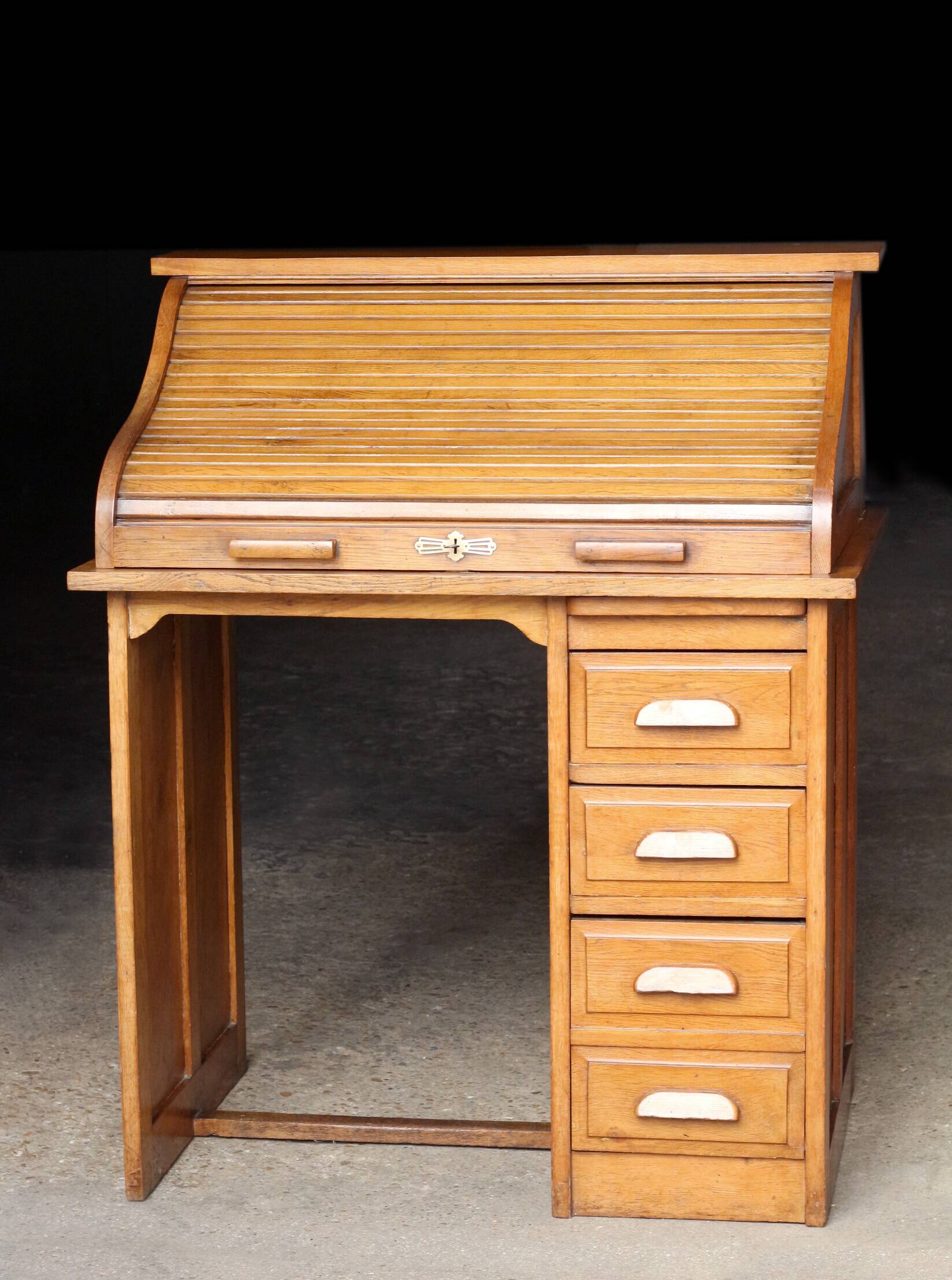 American desk with a single column in its original patina (1930s/40s).