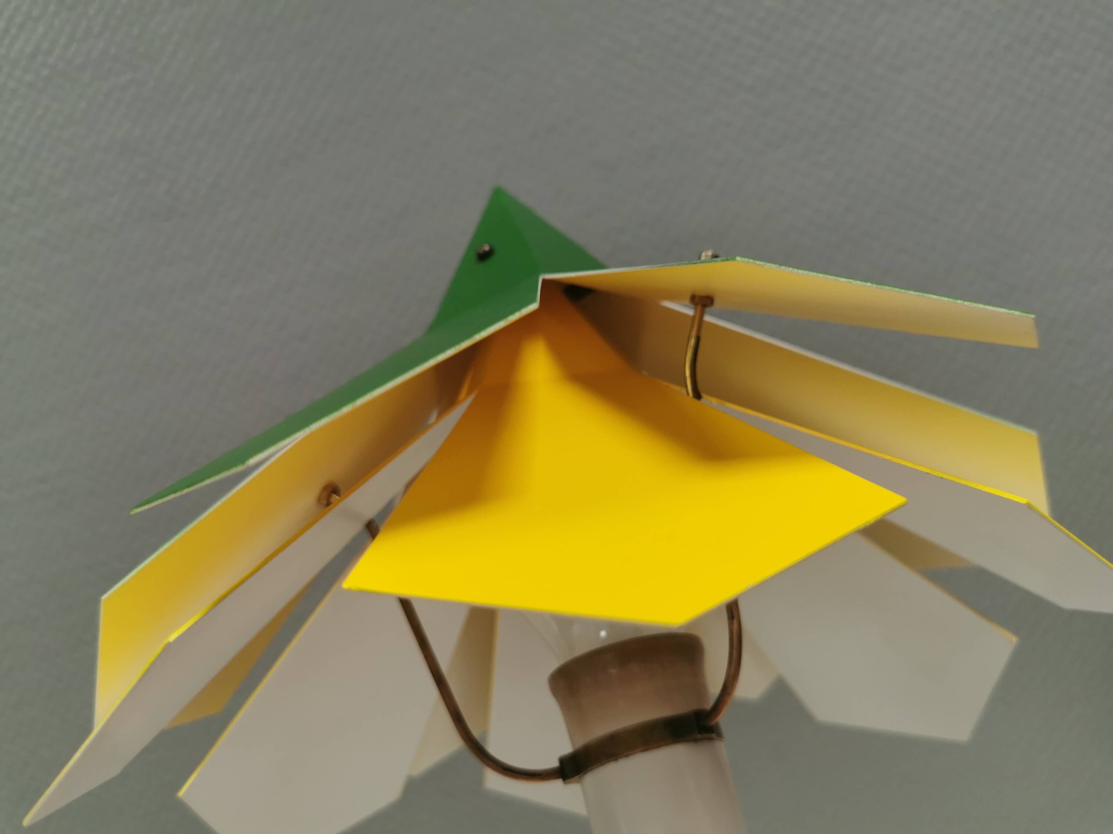 Lampe de table en laiton et métal, fabriquée à partir de pièces de design recyclées.