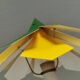 Lampe de table en laiton et métal, fabriquée à partir de pièces de design recyclées.