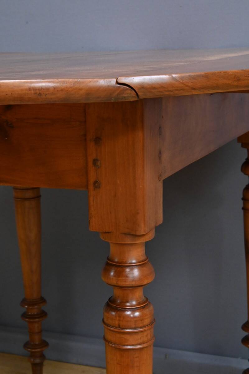Table for 4 to 10 people with cherry wood extensions, Louis Philippe style – Late 11th century