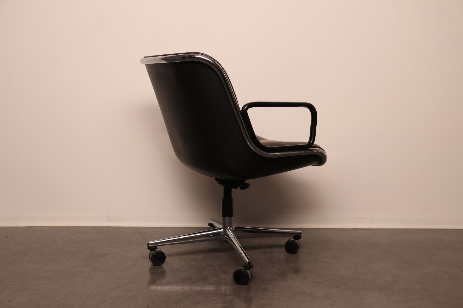 Executive office chair by Charles Pollock for Knoll - US - 1970's