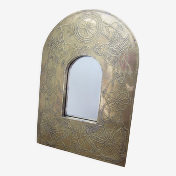 Miroir à poser ou suspendre en métal repoussé et doré sur bois: motifs floraux