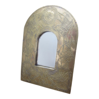 Mirror to pose or hang in repoussé and gilded metal on wood: floral motifs