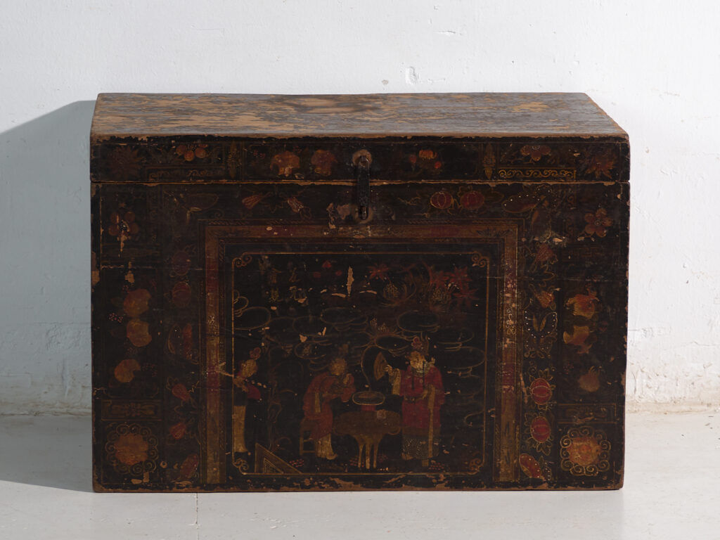 Antique chest painted in pine wood – China, around 1900