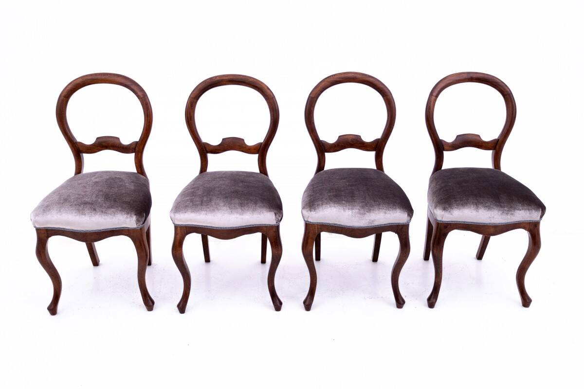 Table et 4 chaises en bois et tissu, Europe du Nord vers 1870