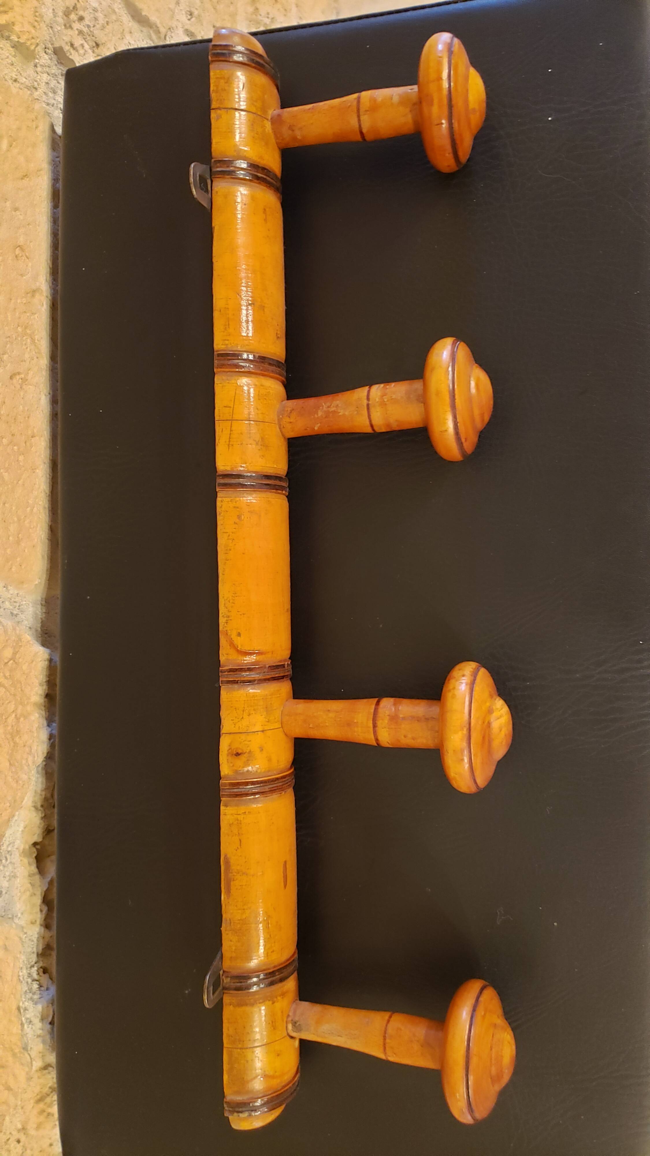 Wooden wall-mounted coat rack with 4 hooks