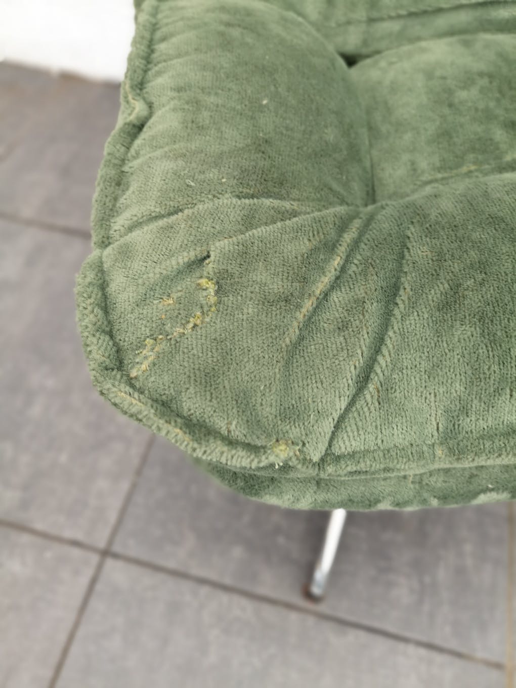 4 vintage chrome foot chairs