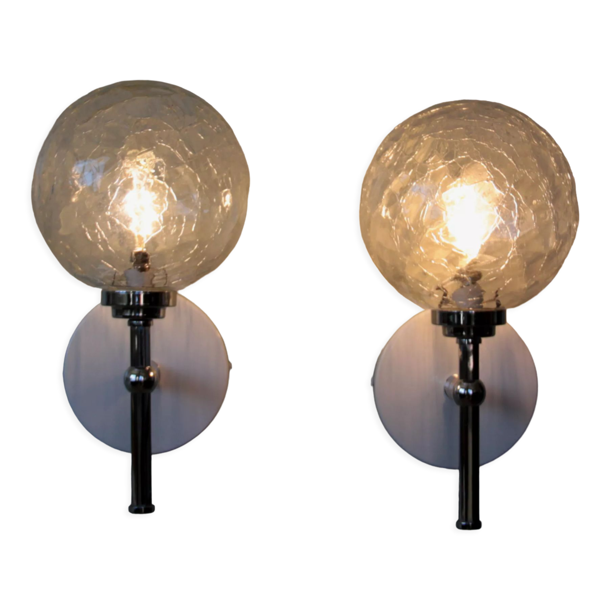 Paire d'appliques anciennes en métal chromé et globes en verre craquelé vintage