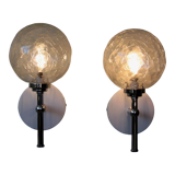 Paire d'appliques anciennes en métal chromé et globes en verre craquelé vintage