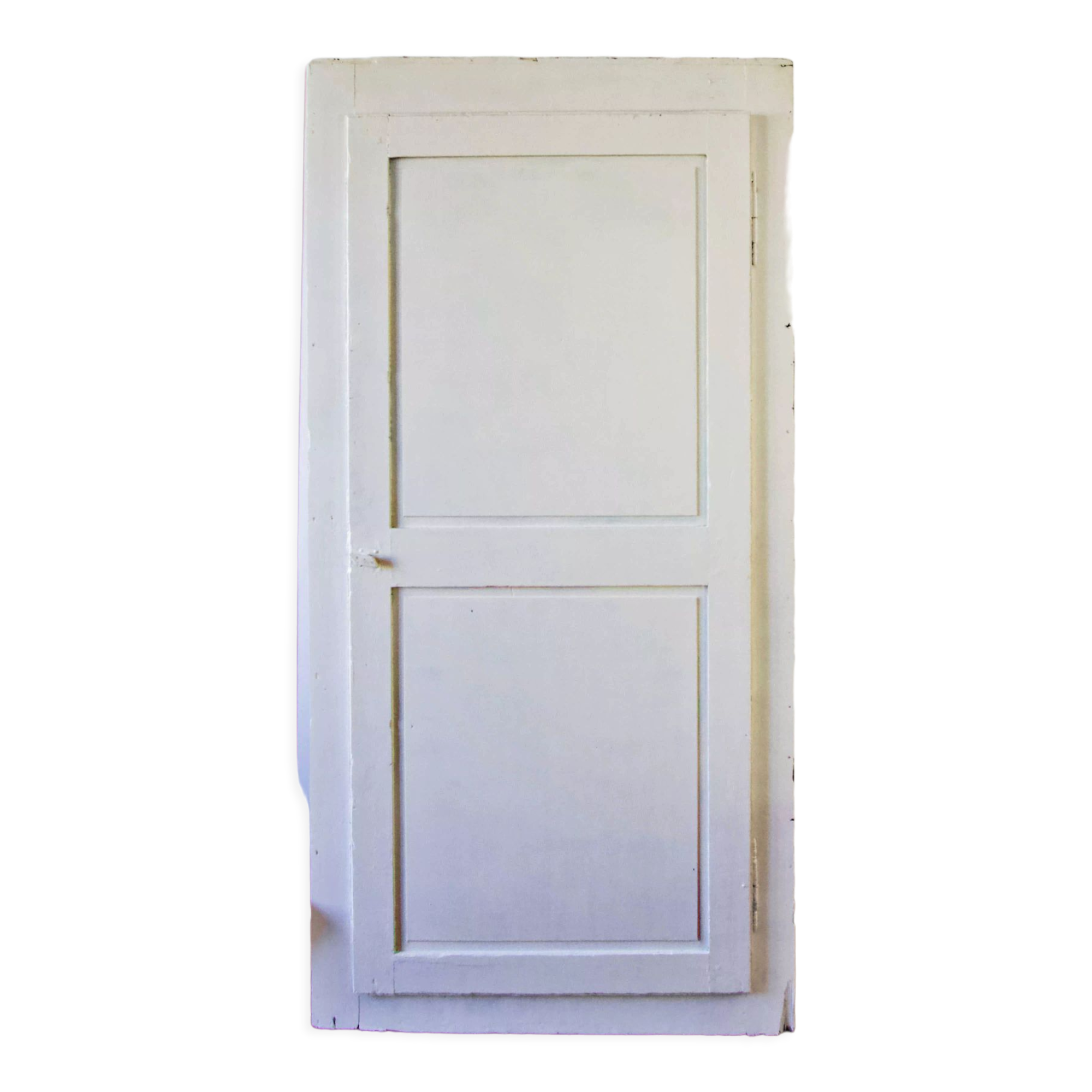 White and wood bonnet