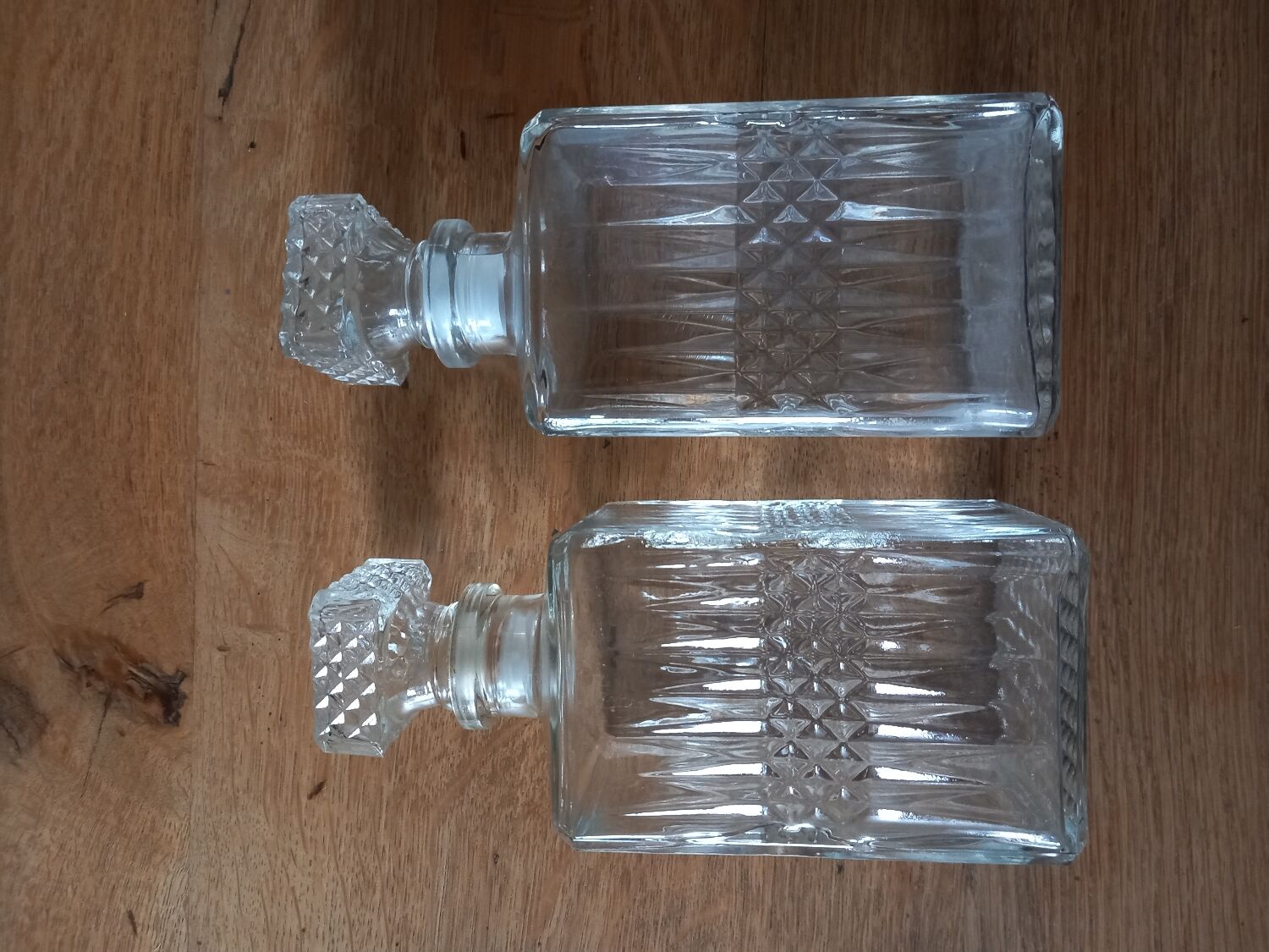 1 set of 2 whisky decanters