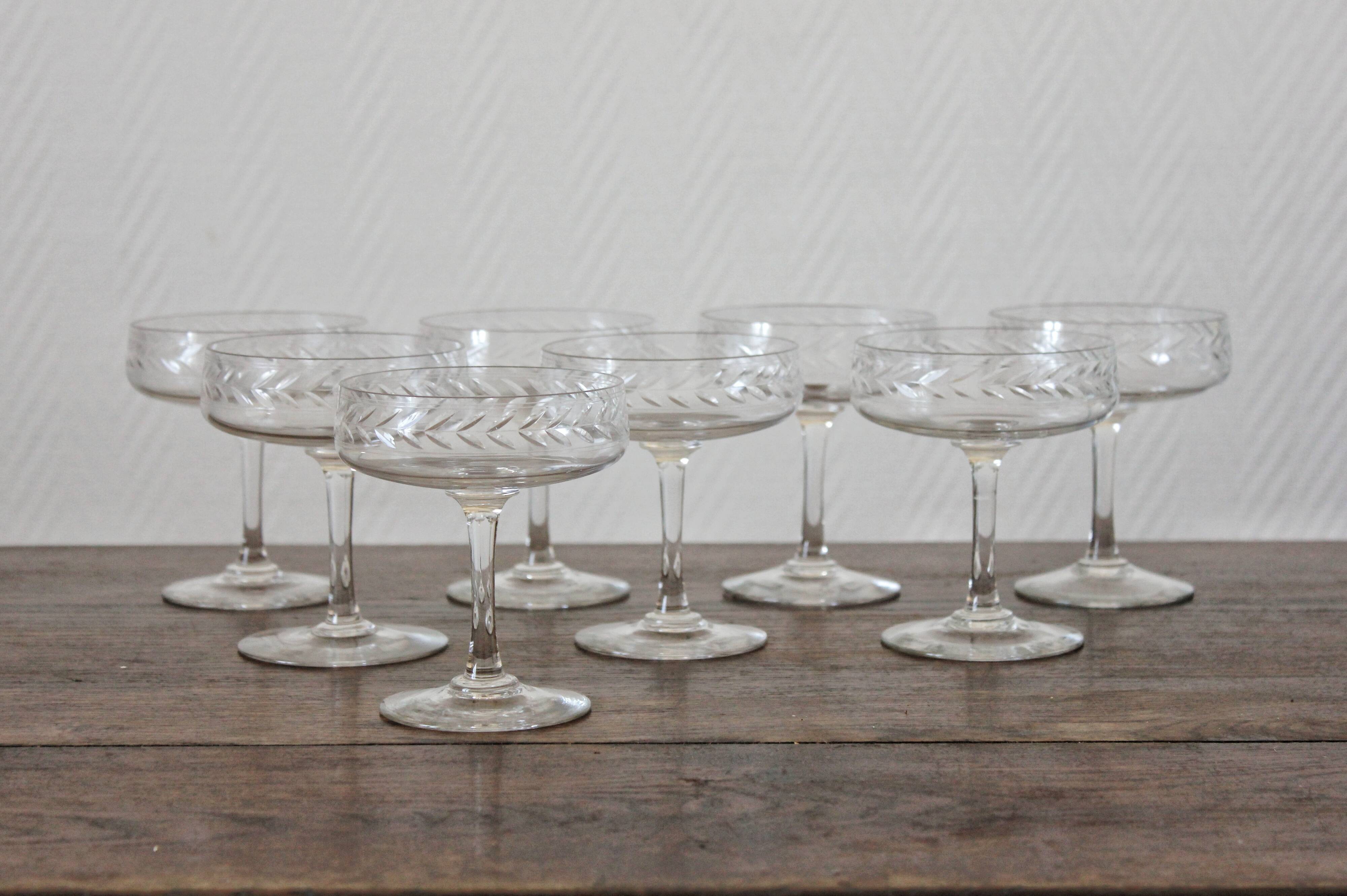8 coupes à champagne en cristal gravé
