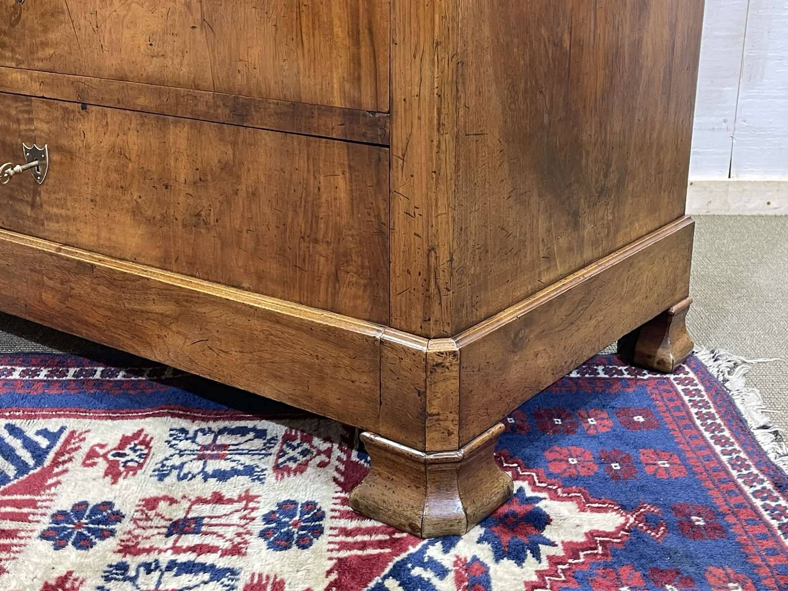 Commode Louis Philippe fin XIXème en noyer et sapin