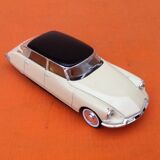 Voiture miniature  Citroën  DS 19   (1956)  Echelle : 1/43ème  Universal Hobbies