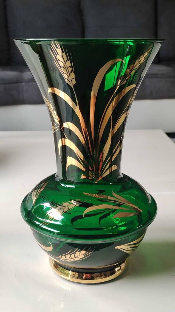 Vase Verrerie de Monaco/Monte Carlo, estampillé emblème Couronne. En verre soufflé vert émeraude, motifs épis de blé or. Dim 25 x 15 cm