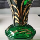 Glassware vase from Monaco/Monte Carlo, stamped with the Crown emblem. In emerald green blown glass, gold ears of wheat patterns. Size 25 x 15 cm
