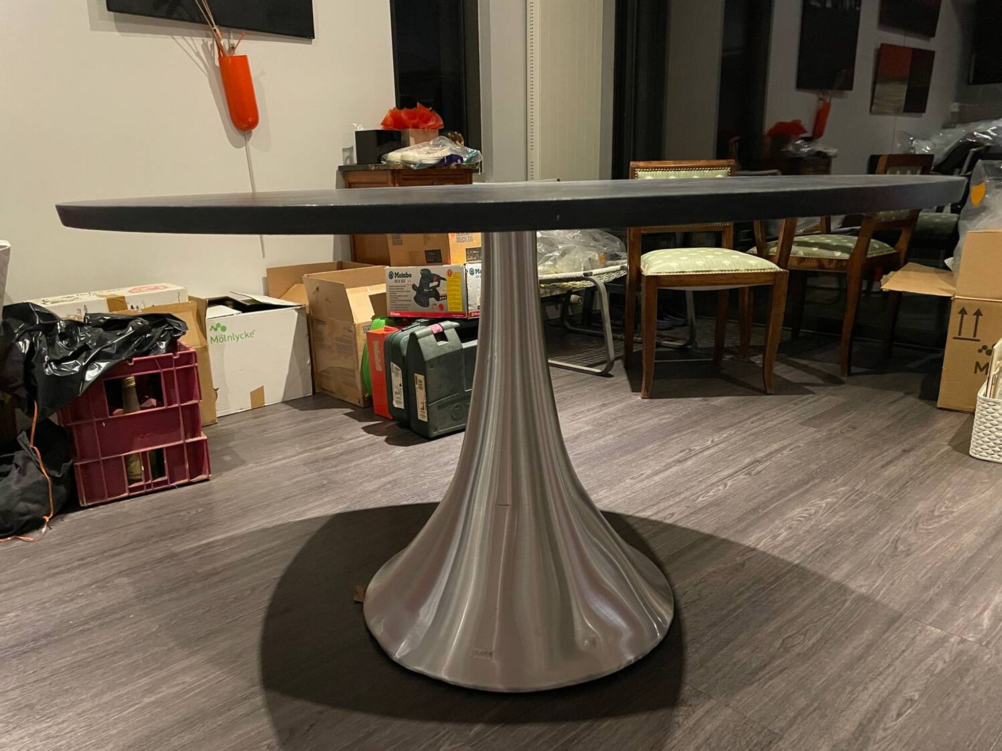 Table plateau noir ronde pied métal KARE design