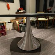 Table plateau noir ronde pied métal KARE design