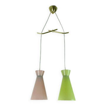 Lustre à deux lumières des années 1950 avec abat-jours en verre et en laiton.