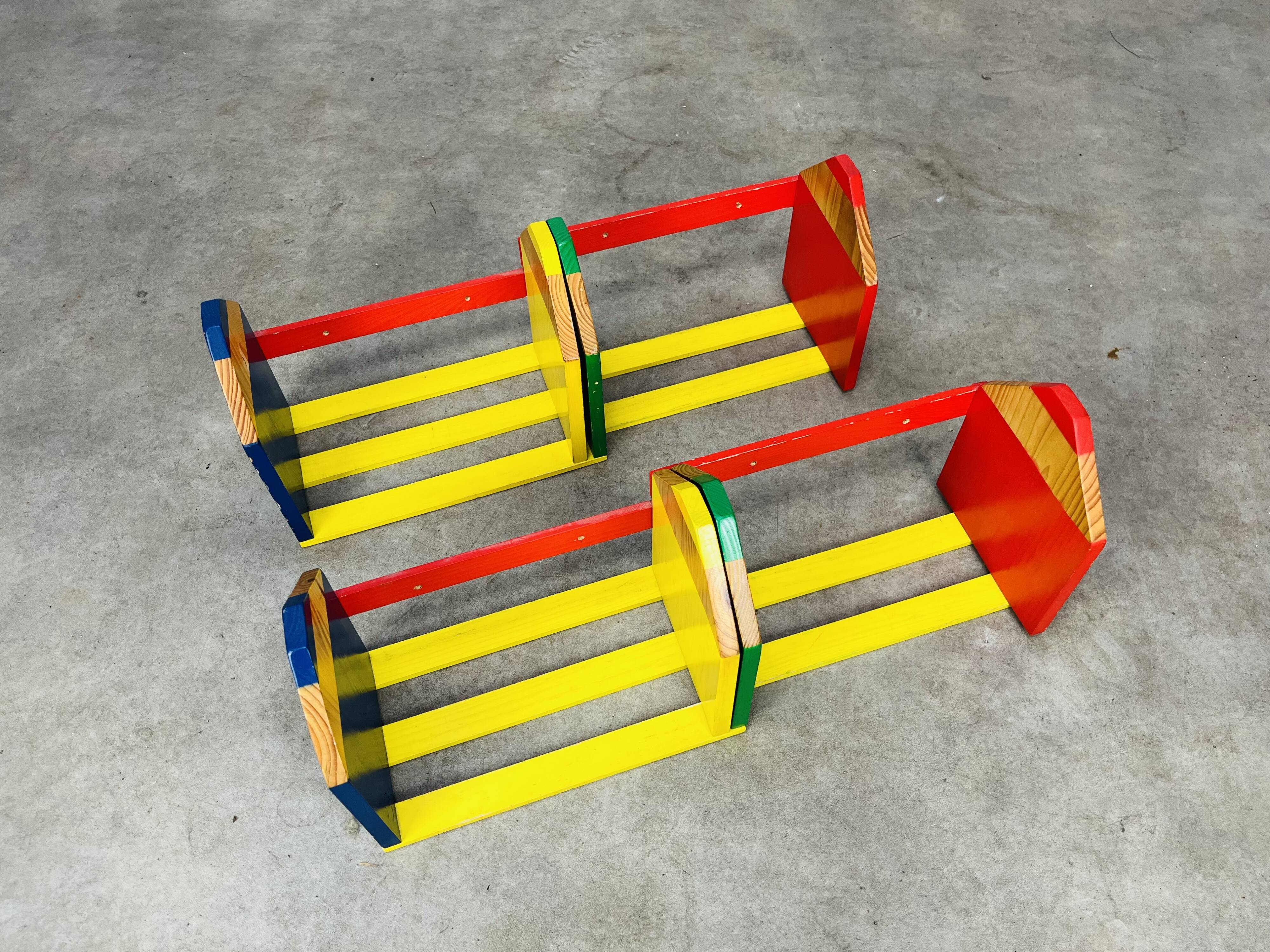 Paire d'étagères crayon murales modulables par Pierre Sala pour enfant