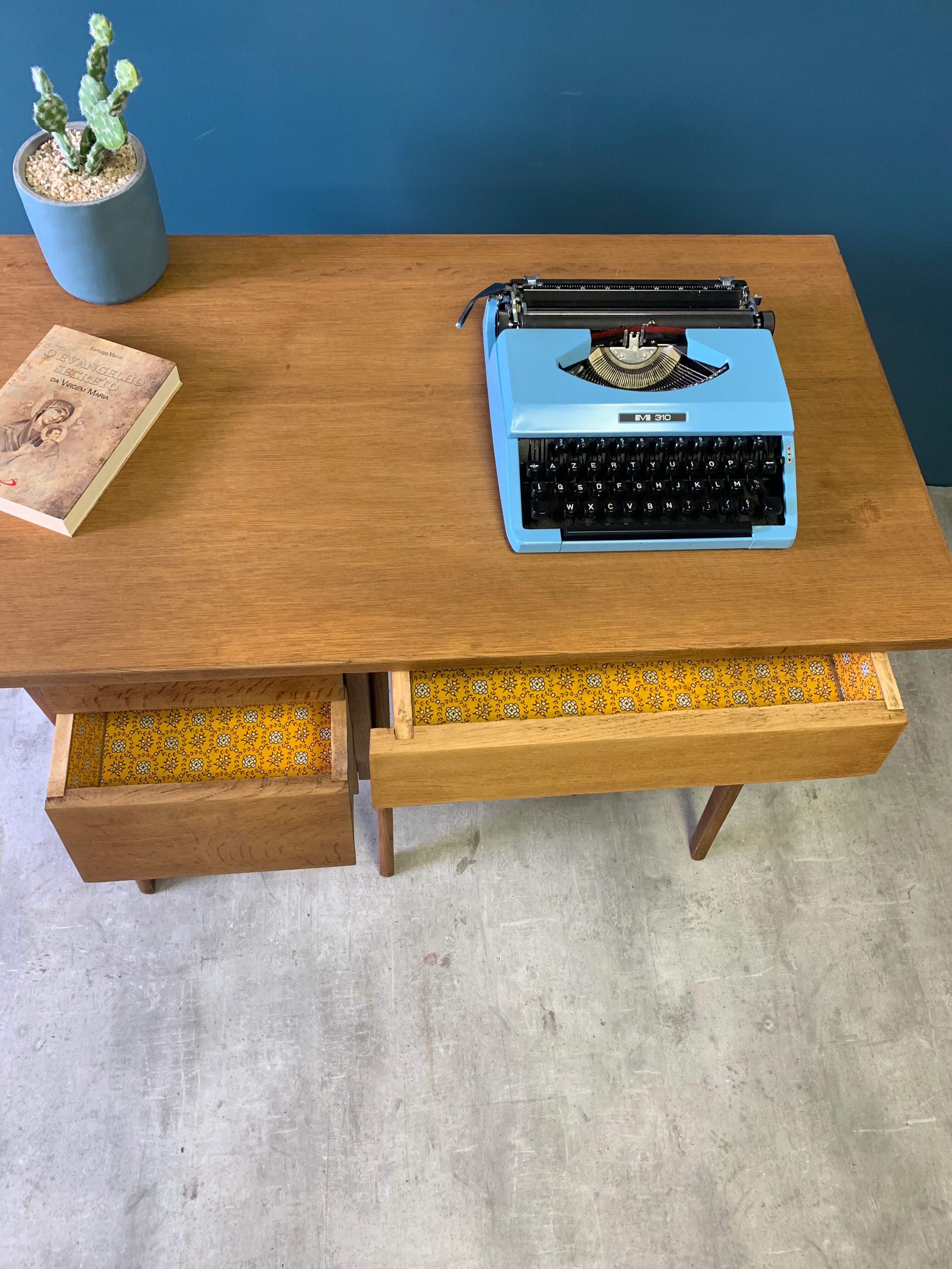 Desk 4 drawers with vintage fins