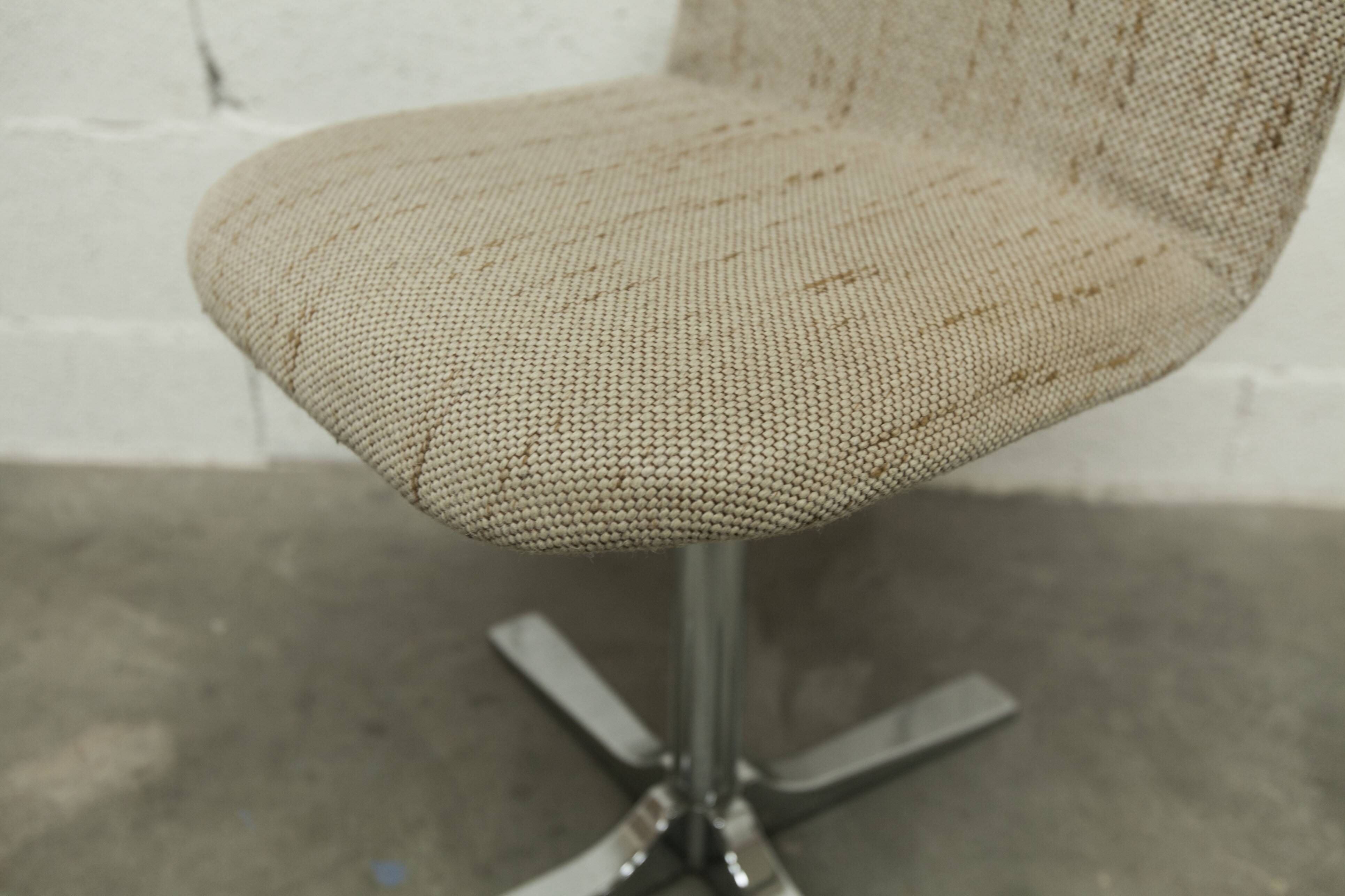 Swivel chair in chrome and clean, sturdy patterned fabric from the 1970s.