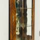 Vitrine d’angle en marqueterie de style Louis XV