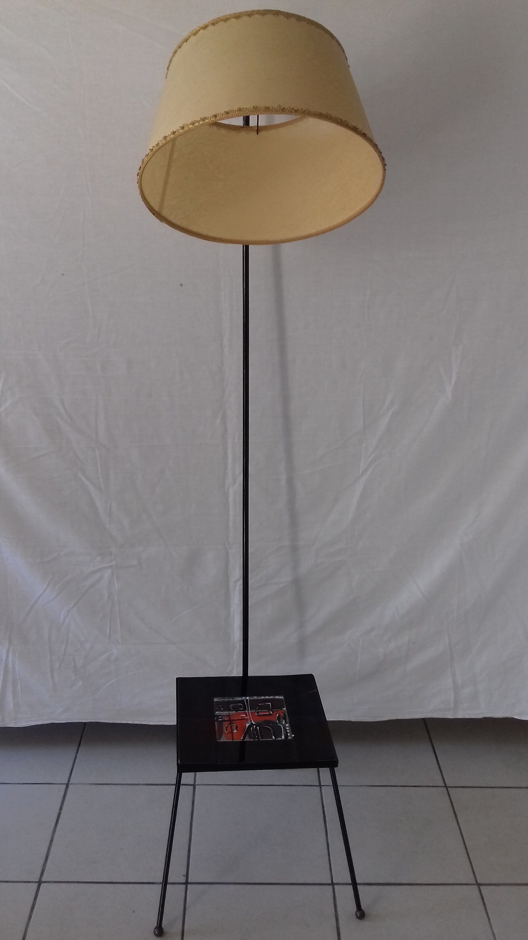 Tripod floor lamp