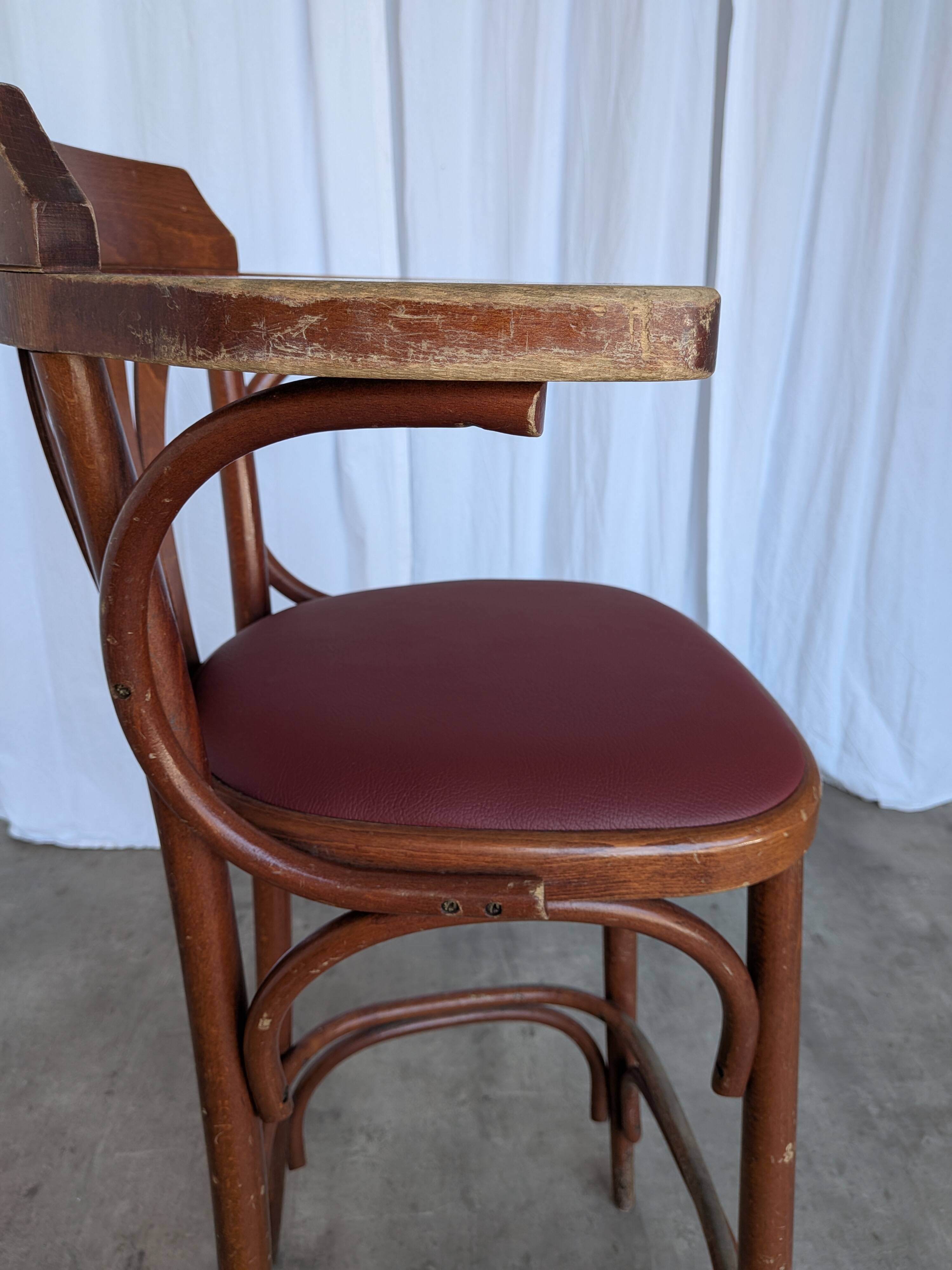 Fauteuil de bar de style Thonet Irish Pub / Siège en simili cuir rouge, milieu du siècle